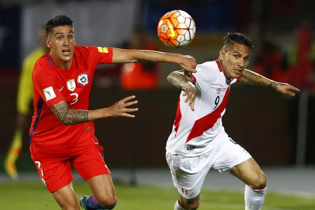 Paolo Guerrero nunca le ha ganado a la Roja en suelo chileno. ¿Se mantendrá esa racha esta noche en el Monumental? | Foto: Photosport.