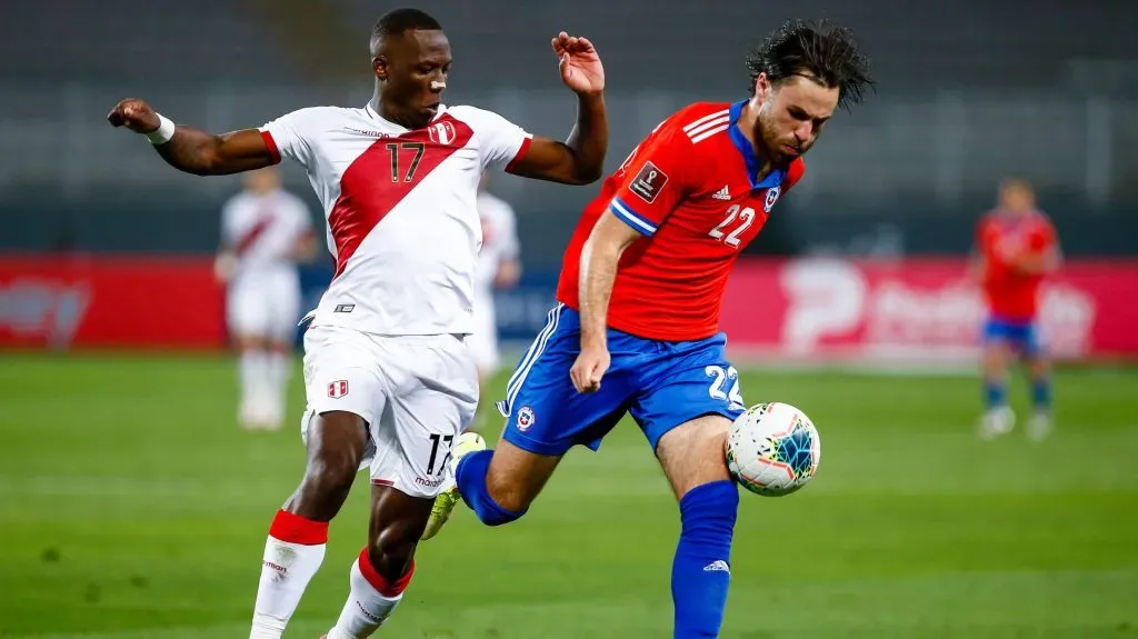 Chile y Perú chocan en un emocionante Clásico del Pacífico, que lamentablemente ha sacado el racismo en el vecino país. Foto: Photosport.