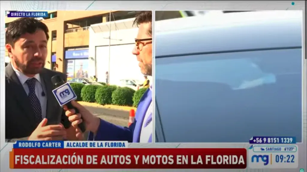 El jugador de Colo Colo retiró la lámina polarizada de su parabrisas en vivo en TV. | Foto: Captura