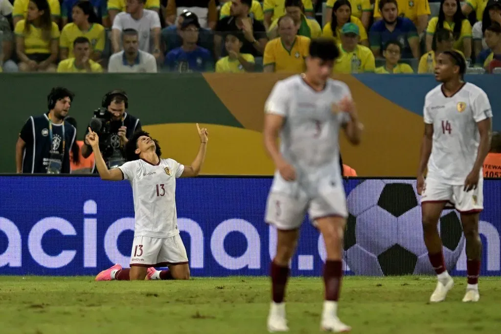 lazo dCUIABA, BRAZIL – OCTOBER 12: Eduard Bello (L) of Venezuela celebrates after scoring the first goal of his team during a FIFA World Cup 2026 Qualifier match between Brazil and Venezuela at Arena Pantanal on October 12, 2023 in Cuiaba, Brazil. (Photo by Pedro Vilela/Getty Images)