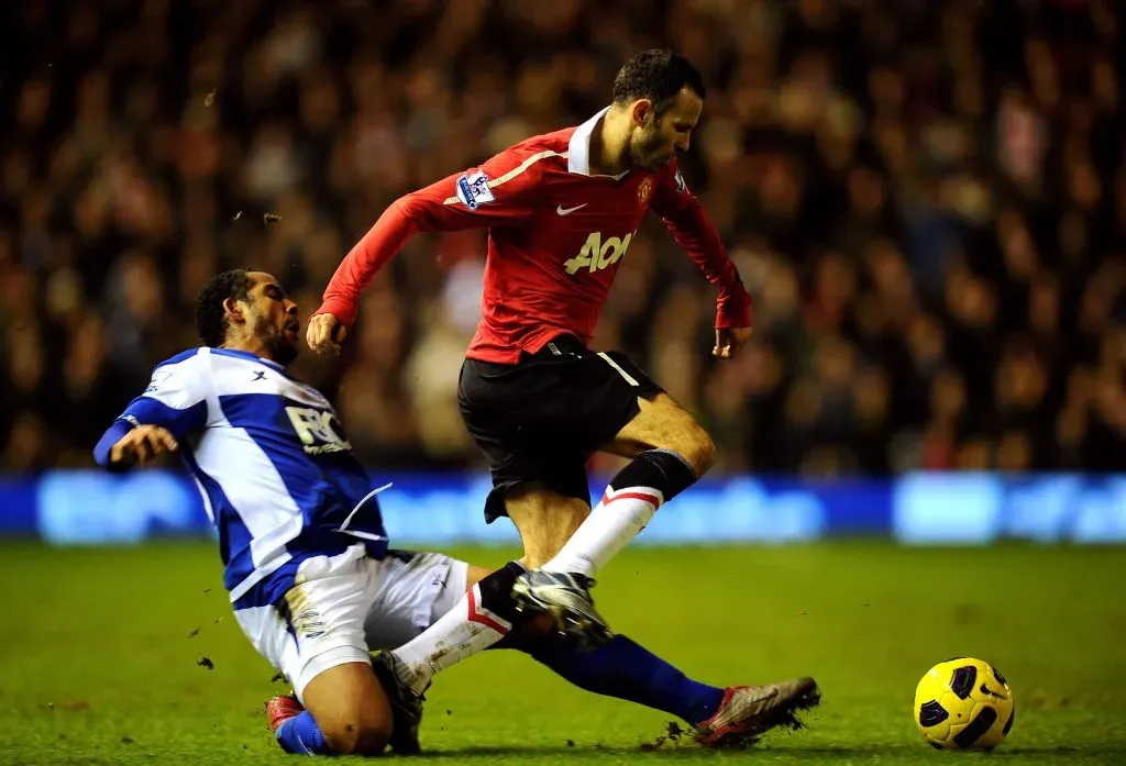 Con la camiseta del Birmingham, Beausejour tuvo esta disputa de balón con el galés Ryan Giggs, una leyenda del Manchester United. (Clive Mason/Getty Images).