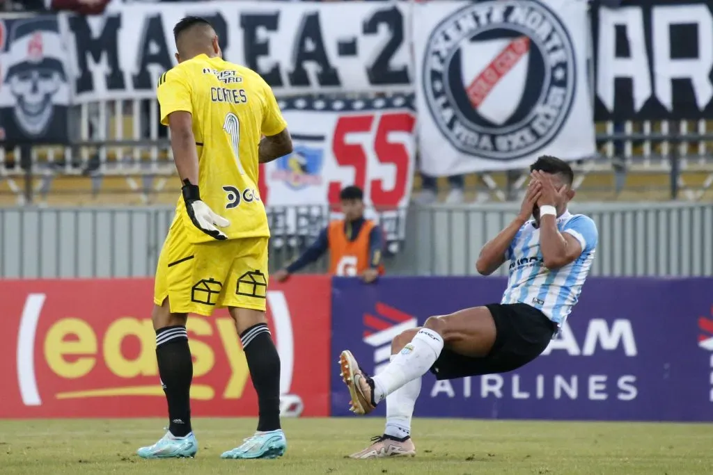 Brayan Cortés tuvo este roce con Felipe Flores en el duelo que Magallanes le ganó por penales a Colo Colo en la Supercopa 2023. (Andrés Piña/Photosport).