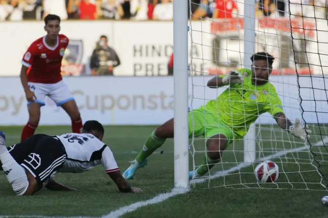El gol que le anotó Darío Lezcano a Magallanes en el 2-0 de Colo Colo. (Marcelo Hernández/Photosport).