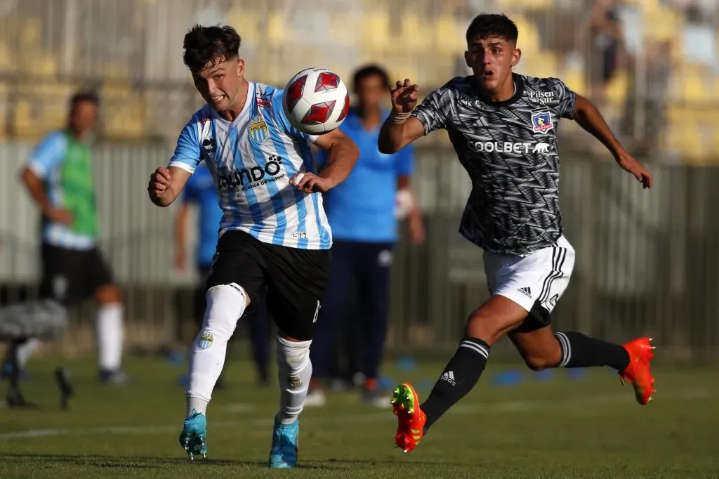 Manuel Vicuña conduce el balón ante la marca de Bruno Gutiérrez. El “8” de Magallanes fue la gran figura de la Supercopa 2023. (Andrés Piña/Photosport).