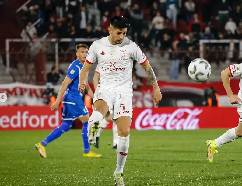 Williams Alarcón en acción en el fútbol de Argentina. (Club Atlético Huracán).