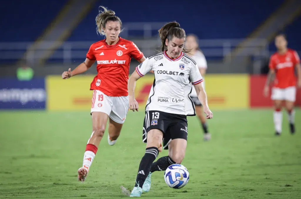 Fernanda Ramírez tiene el balón en su poder mientras Priscila, la figura de la noche, intenta llegar a presionarla. (Foto: Copa Libertadores Fem).