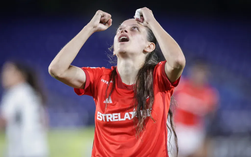 Priscila celebra el triplete que le anotó a Colo Colo. (Copa Libertadores Fem).