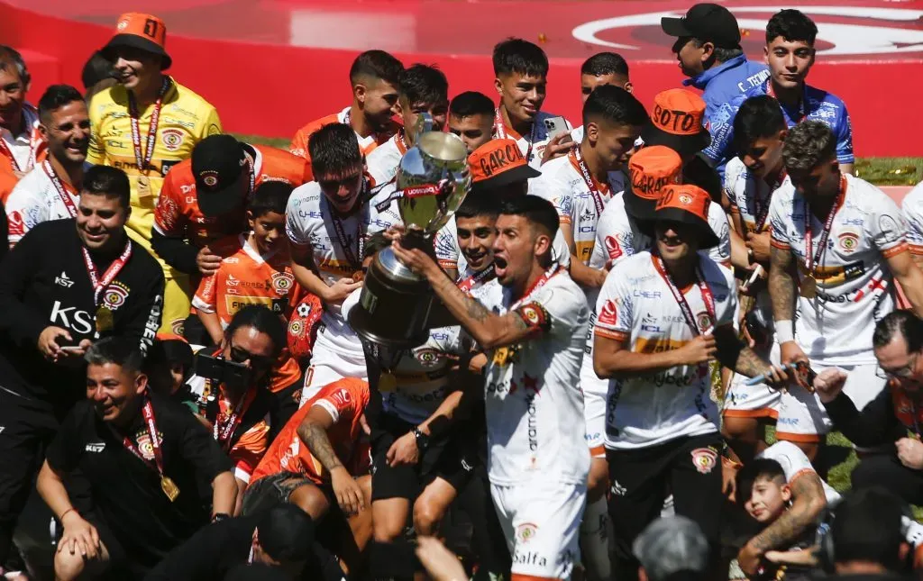 Rodolfo González levanta el título que ganó Cobreloa en el Campeonato Ascenso 2023. (José Robles/Photosport).