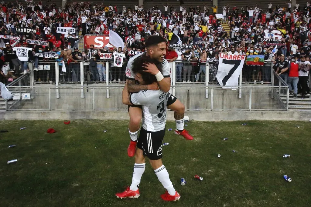 Ignacio Jara festeja junto al Peluca Falcón el título de Colo Colo en la Copa Chile 2021. (Jonnathan Oyarzun/Photosport).