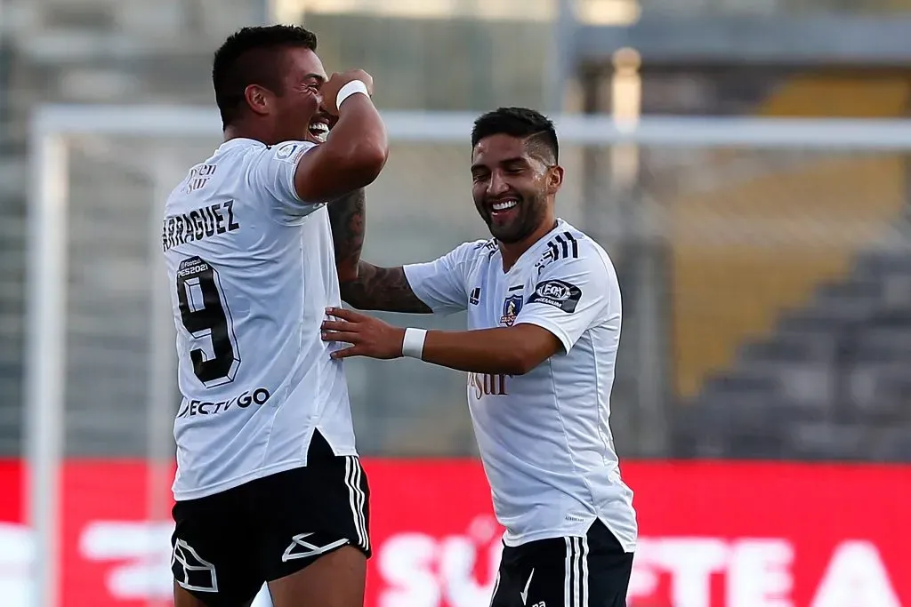 Javier Parraguez festeja junto a Ignacio Jara un gol a Coquimbo Unido que a la postre fue clave para salvar del descenso a Colo Colo. (Marcelo Hernandez/Photosport).