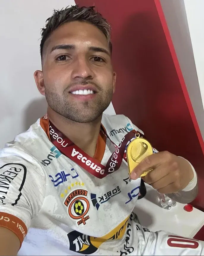 Ignacio Jara posa orgulloso con la medalla de Cobreloa, campeón de la Primera B 2023. (Captura Instagram).