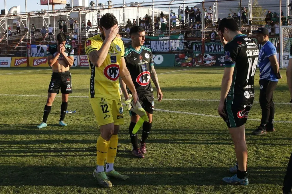 Matías Colossi y Mauricio Viana luego del descenso de Deportes Puerto Montt a Segunda División. (Dragomir Yankovic/Photosport).