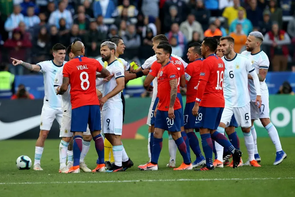 Arturo Vidal habla con Rodrigo de Paul y Sergio Agüero en la definición por el tercer puesto de la Copa América 2019. (Alexandre Schneider/Getty Images).
