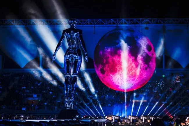 El Sexy Robot mide 6 metros de alto y está hecha de fibra de vidrio y metal. La Luna gigante mide 10 metros y está colgada a 6 metros de altura pesando un total de 210 kilos. Foto: Guille Salazar (@guilleasalazar).