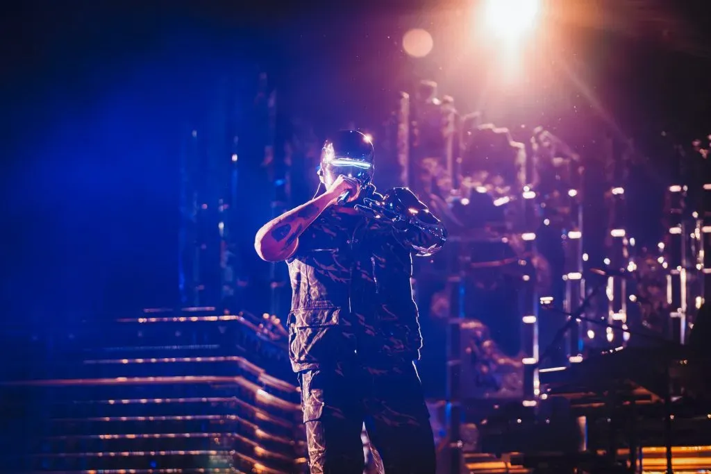 Con un casco con luces, Abel llegó al escenario entre los gritos del público. Foto: Guille Salazar (@guilleasalazar).