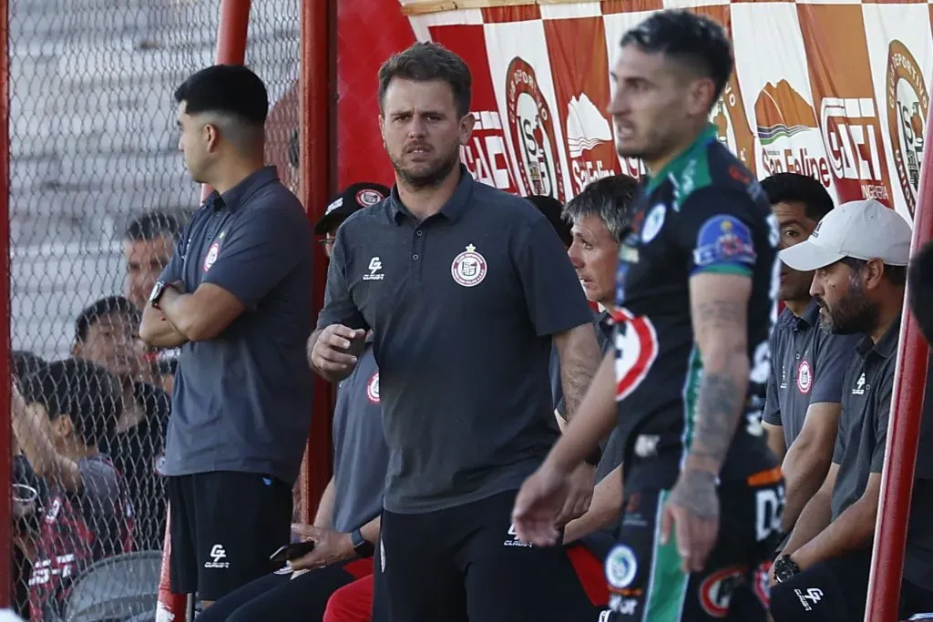 La derrota de San Felipe ante Puerto Montt el pasado terminó por costarle el puesto a Juan Manuel López. | Foto: Photosport.
