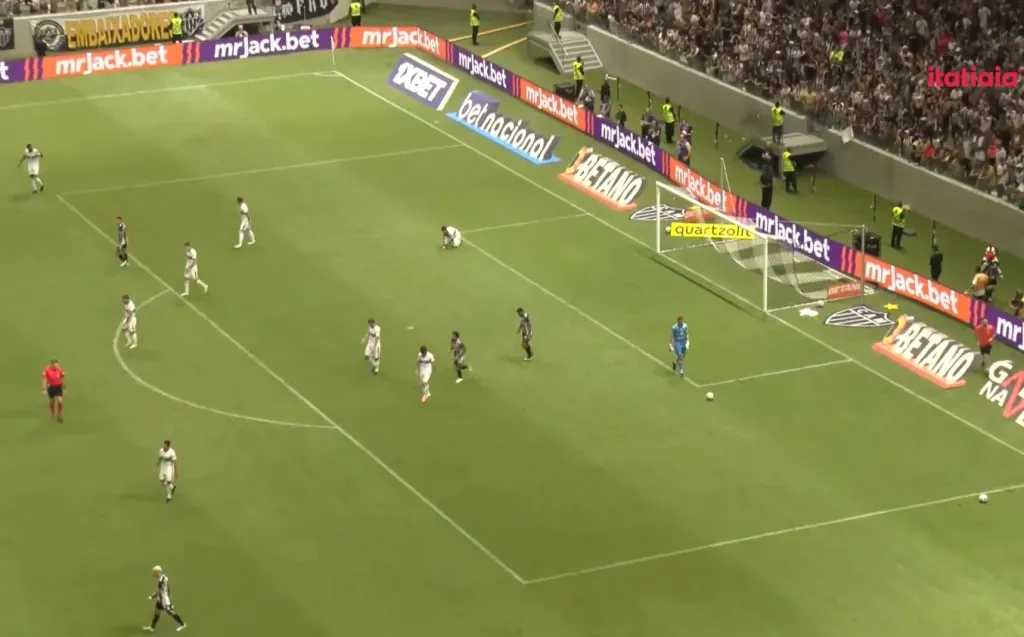 Diogo de Oliveira (sector izquierdo) y Benjamín Kuscevic discuten por una acción de peligro de Atlético Mineiro que terminó en saque de fondo para Coritiba. (Captura Itatiaia Esporte).