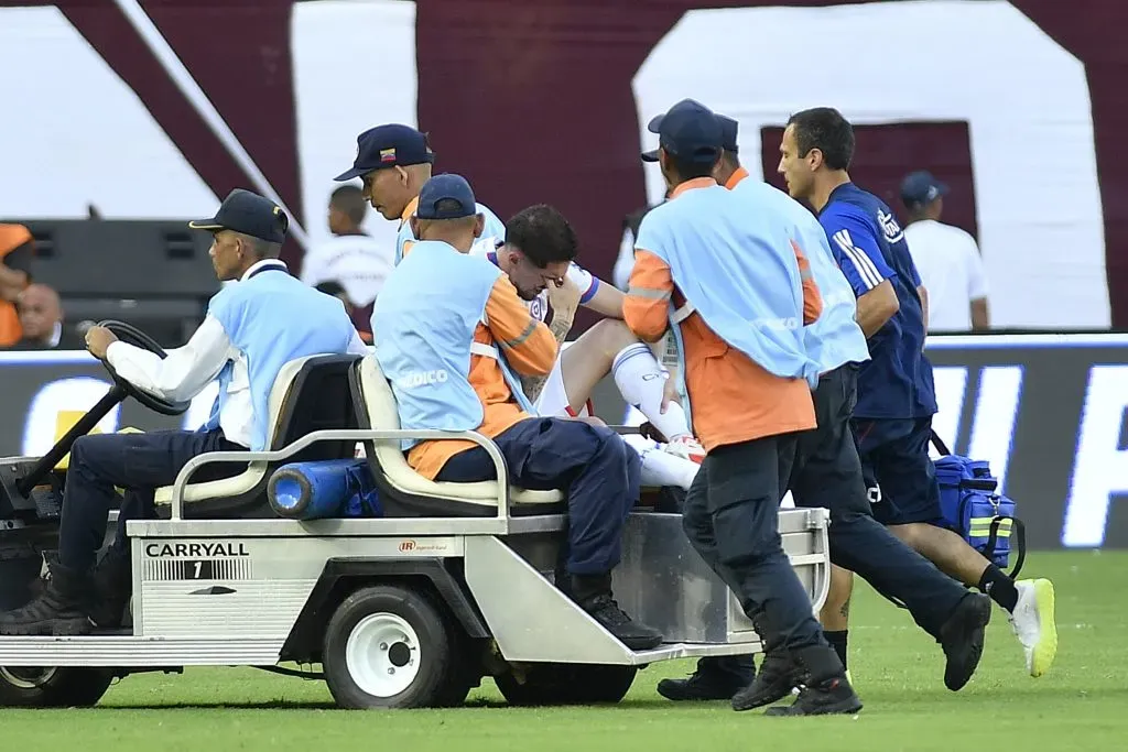 Diego Valdés salió lesionado y en camilla en Chile. Foto: Photosport.
