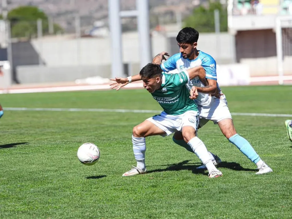 Chris Díaz en acción por Provincial Ovalle, campeón de la Tercera A. El próximo año, el Ciclón del Limarí jugará en el fútbol profesional chileno. (Foto: Provincial Ovalle).