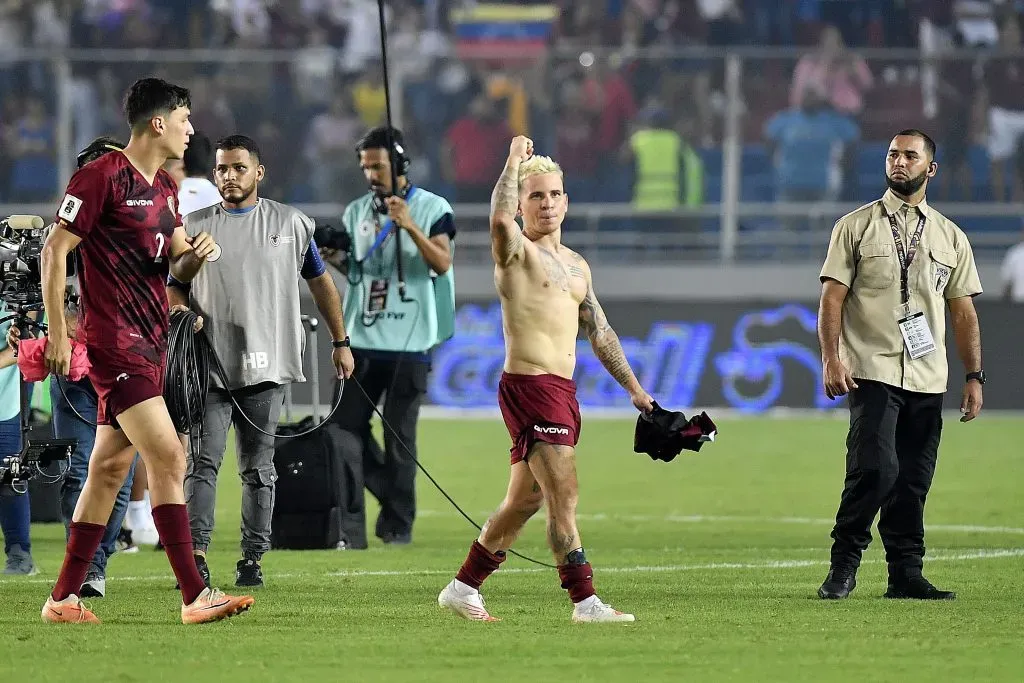 Así se fue Yeferson Soteldo de la cancha del estadio Monumental de Maturín. Allí, Venezuela venció 3-0 a la Roja en la 4° fecha de las Eliminatorias 2026. (Matias Delacroix/Photosport).