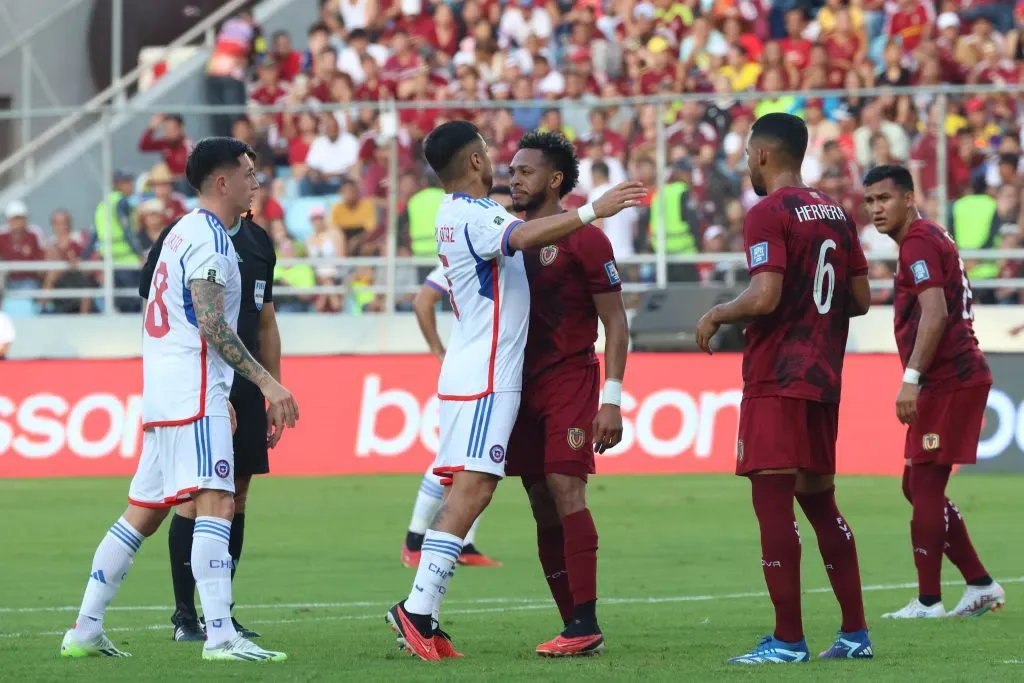 Paulo Díaz tuvo un error que fue clave en la derrota de Chile ante Venezuela (Edilzon Gamez/Getty Images).