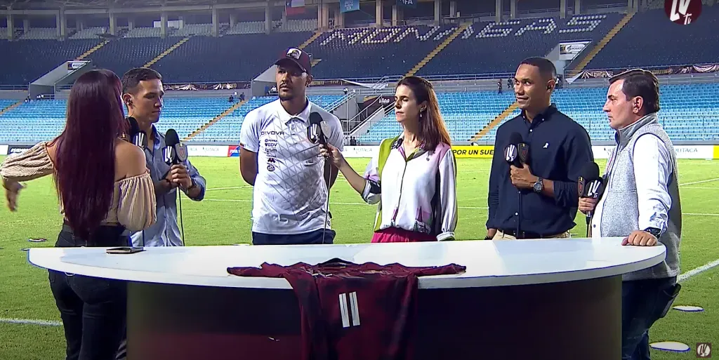 El panel de La Vinotinto TV. Grenddy Perozo es el de camisa azul oscura. También está Antonella González, Luis Manuel Seijas, Salomón Rondón y Milena Gimón, en ese mismo orden. (Captura).