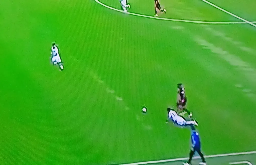 Otra imagen de cómo quedó Medel tras el choque con Rondón. (Captura).