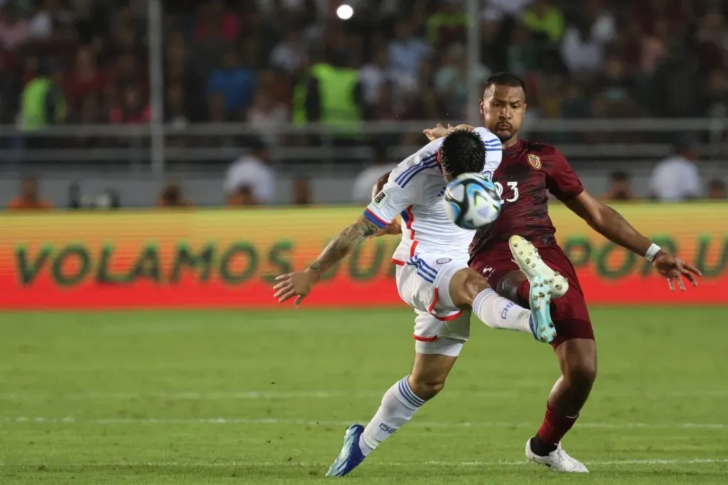 Salomón Rondón lucha una pelota con Víctor Dávila, uno de los que ingresó en el segundo tiempo en la Roja. (Edilzon Gamez/Getty Images).
