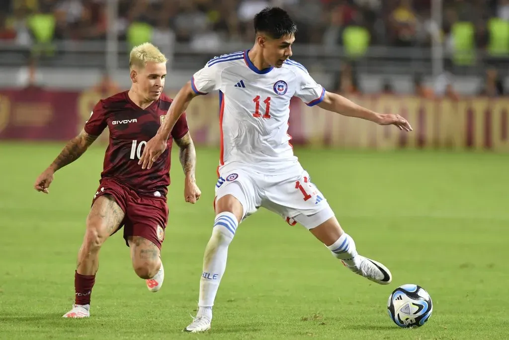 Darío Osorio controla el balón ante el asedio de Yeferson Soteldo, quien participó en los tres goles de Venezuela ante la Roja. (Matias Delacroix/Photosport).