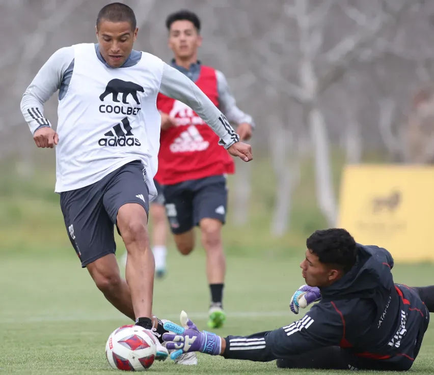 Leandro Benegas enfrenta el achique de Eduardo Villanueva en la intertemporada del Cacique. (Foto: Colo Colo).