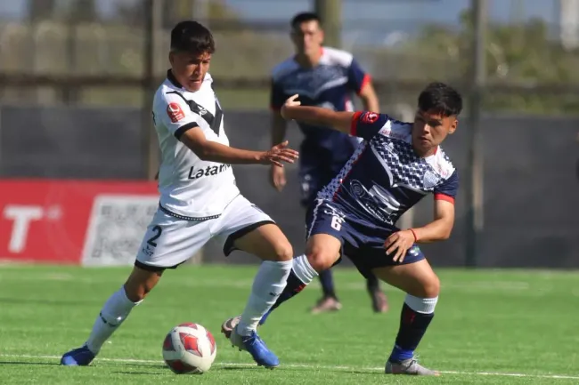 A pesar de su baja estatura (mide apenas 1,60 mt), Danilo Díaz Sepúlveda ha podido tener una carrera como futbolista profesional fuera de Colo Colo. | Foto: Photosport.