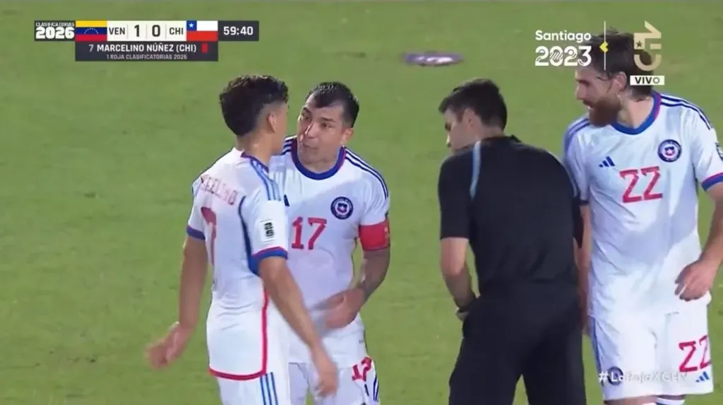 Gary separa a Marcelino del árbitro.