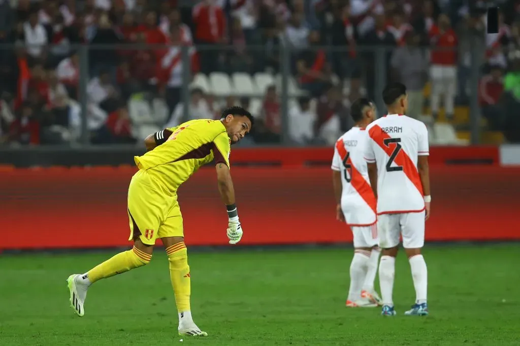 Pedro Gallese bate su brazo derecho tras lanzar lejos un teléfono móvil. (Leonardo Fernández/Getty Images)
