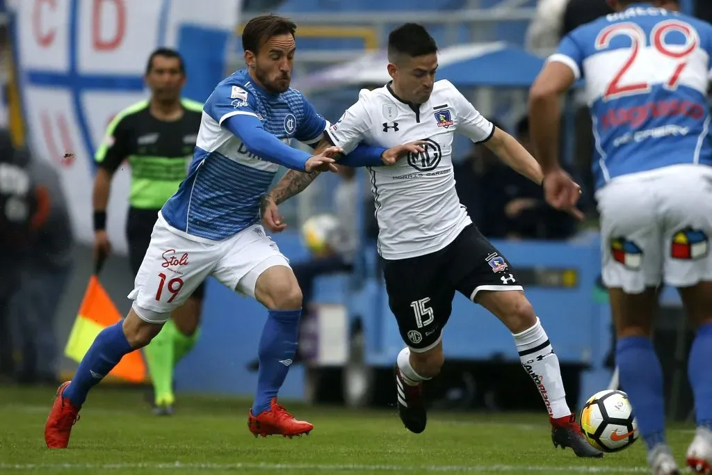 Damián Pérez en uno de los partidos que jugó para Colo Colo. Defiende el balón ante la marca del Chapa Fuenzalida. (Andrés Piña/Photosport).