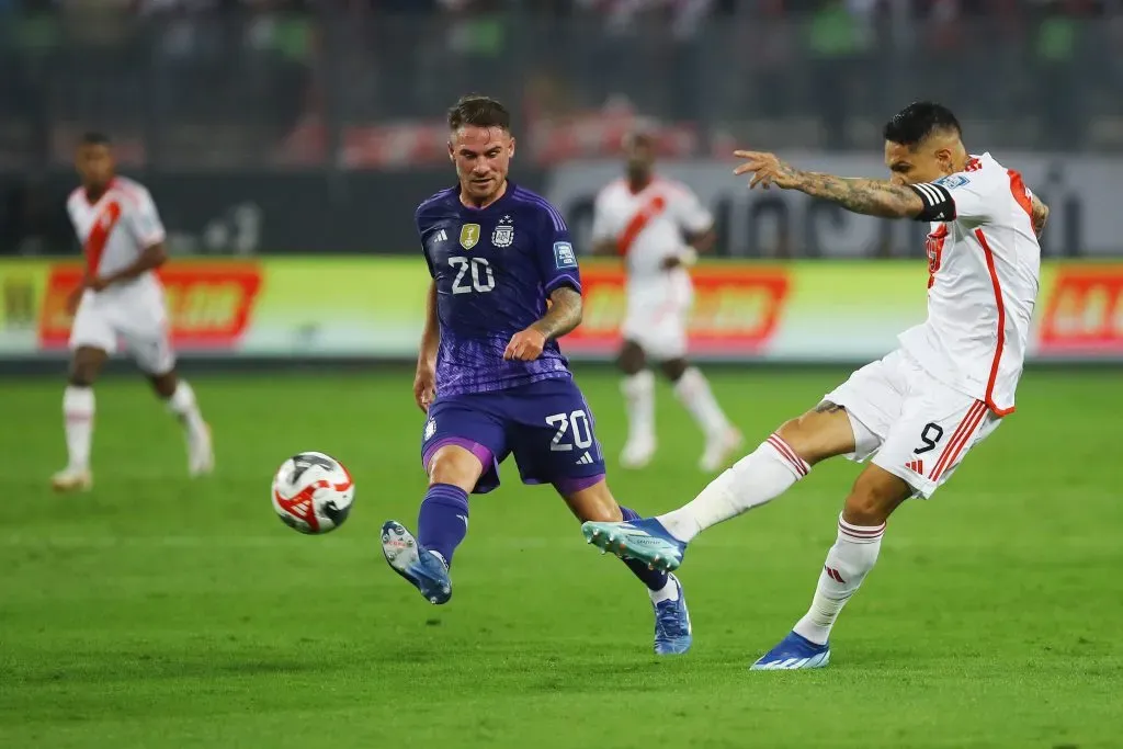 Paolo Guerrero intenta rematar al arco de Argentina ante la presión de Alexis Mac Allister, volante del Liverpool de Inglaterra. (Leonardo Fernández/Getty Images).