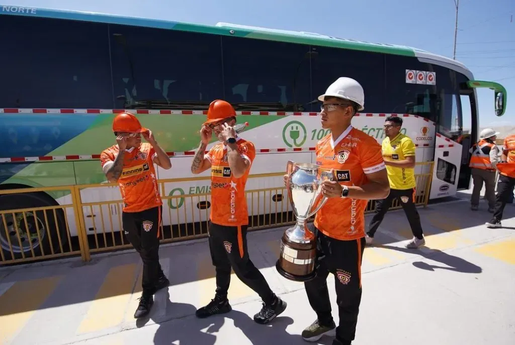 Los jugadores de Cobreloa llevaron su copa a Chuquicamata. | Foto: Cobreloa
