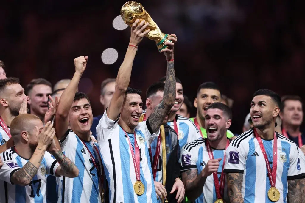 Ángel di María levanta el trofeo de campeón con Argentina en Qatar 2022. (Clive Brunskill/Getty Images).