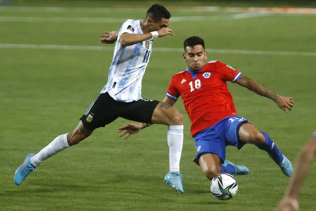 Ángel di María le anotó a Chile en Calama por las Clasificatorias a Qatar 2022. En la foto intenta evadir a Sebastián Vegas. (Marcelo Hernández/Photosport).