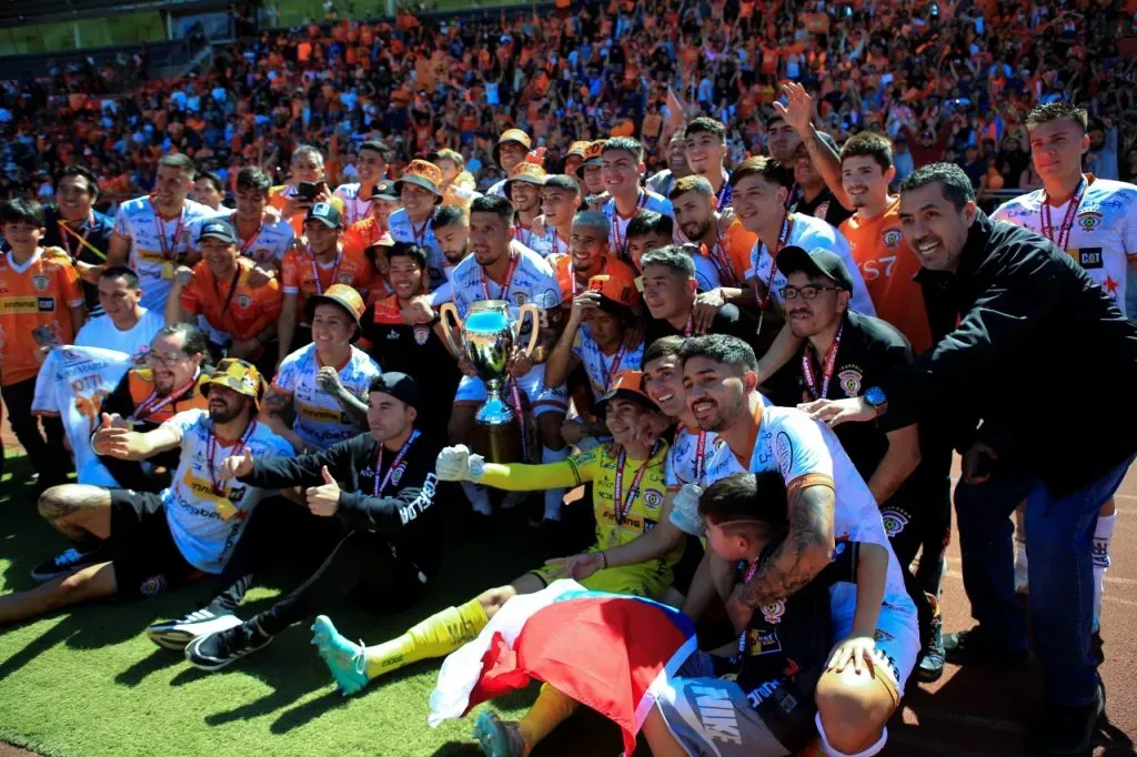 Cobreloa e Insaurralde celebrando el ascenso a Primera División (Photosport)