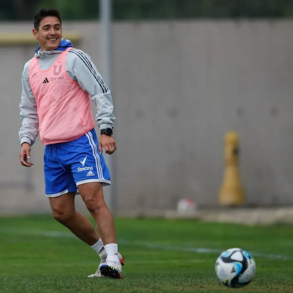 Matías Rodríguez entrenando con las juveniles (@udechileoficial)