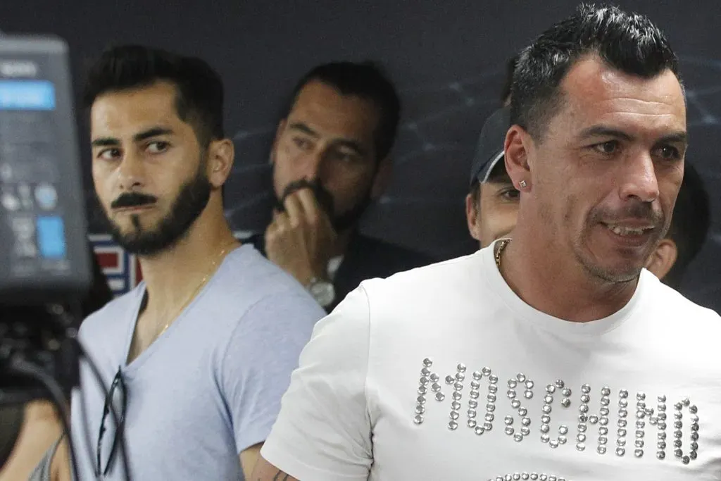 El capitán de Universidad de Chile, Johnny Herrera, mira al capitán de Colo Colo, Esteban Paredes, en la asamblea de capitanes del fútbol chileno en 2019. | Foto: Photosport