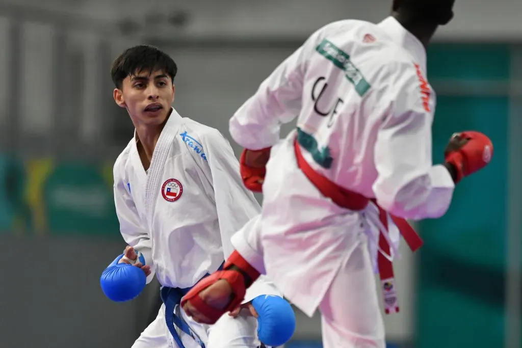 Noveno oro para el Team Chile en Santiago 2023: Enrique Villalón gana el primer lugar en karate -60 kilos.