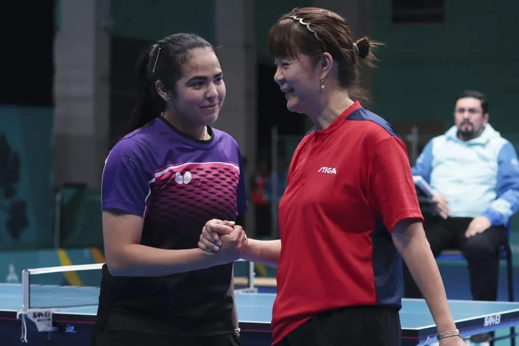 Adriana Diaz de Puerto Rico y Zhiying Zeng de Chile en accion por la semifinal por equipos femenino en los Juegos Panamericanos Santiago 2023 en el Centro de Entrenamiento Olimpico de Ñuñoa.