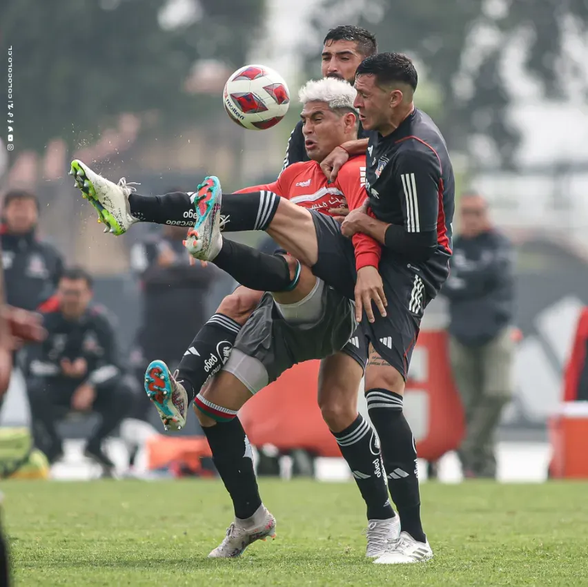 Ramiro González y Emiliano Amor marcan a Maximiliano Salas, autor del gol de Palestino ante los albos. (Foto: Colo Colo).