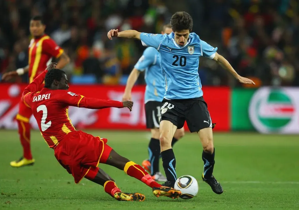 Álvaro Fernández en acción durante el duelo ante Ghana por los cuartos de final del Mundial de Sudáfrica 2010. Lo marca Hans Sarpei. (Cameron Spencer/Getty Images)