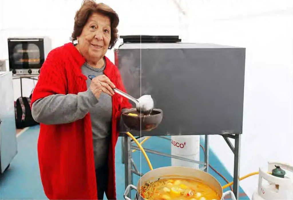 La señora Alicia Zamora y sus populares cazuelas. | Foto: LUN
