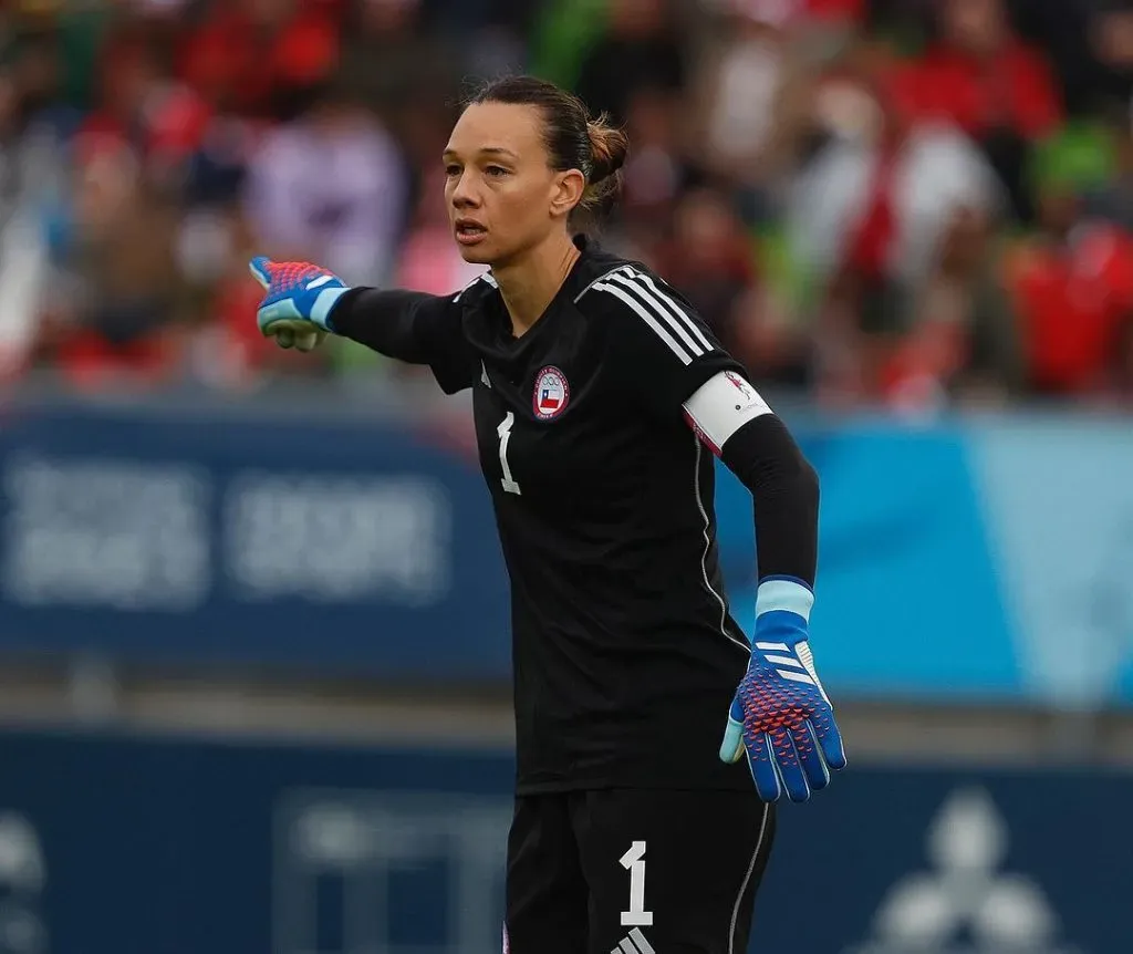 Christiane Endler en acción durante la victoria de la Roja femenina ante Paraguay. (Foto: Comunicaciones FFCh).