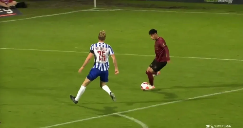 Darío Osorio antes de dar un pase clave en el gol de la victoria de su equipo. (Captura).