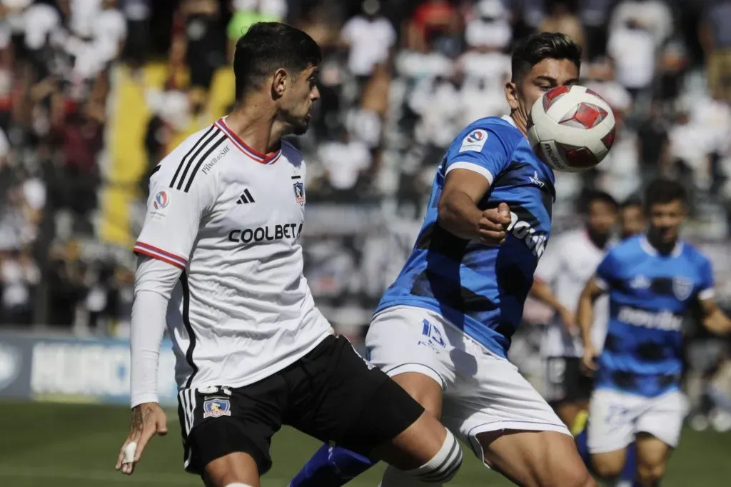Matías de los Santos lucha un balón con Maximiliano Rodríguez en el duelo que Colo Colo le ganó por 1-0 a Huachipato en Talcahuano gracias a un gol de Leandro Benegas. (Eduardo Fortes/Photosport).