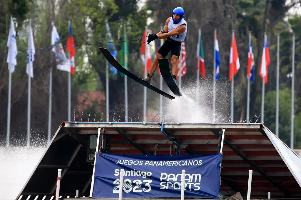 El esquí náutico le dio varias medallas al Team Chile en el inicio de Santiago 2023, la más destacada fue el oro de Emile Ritter en salto masculino. | Foto: Aton